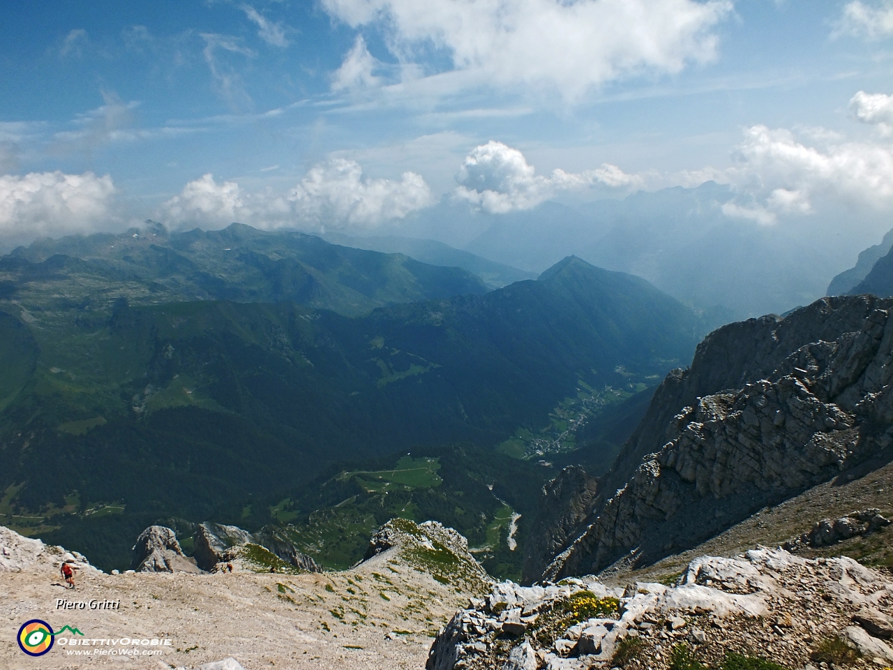 36 in cresta con vista sulla Valcanale.JPG